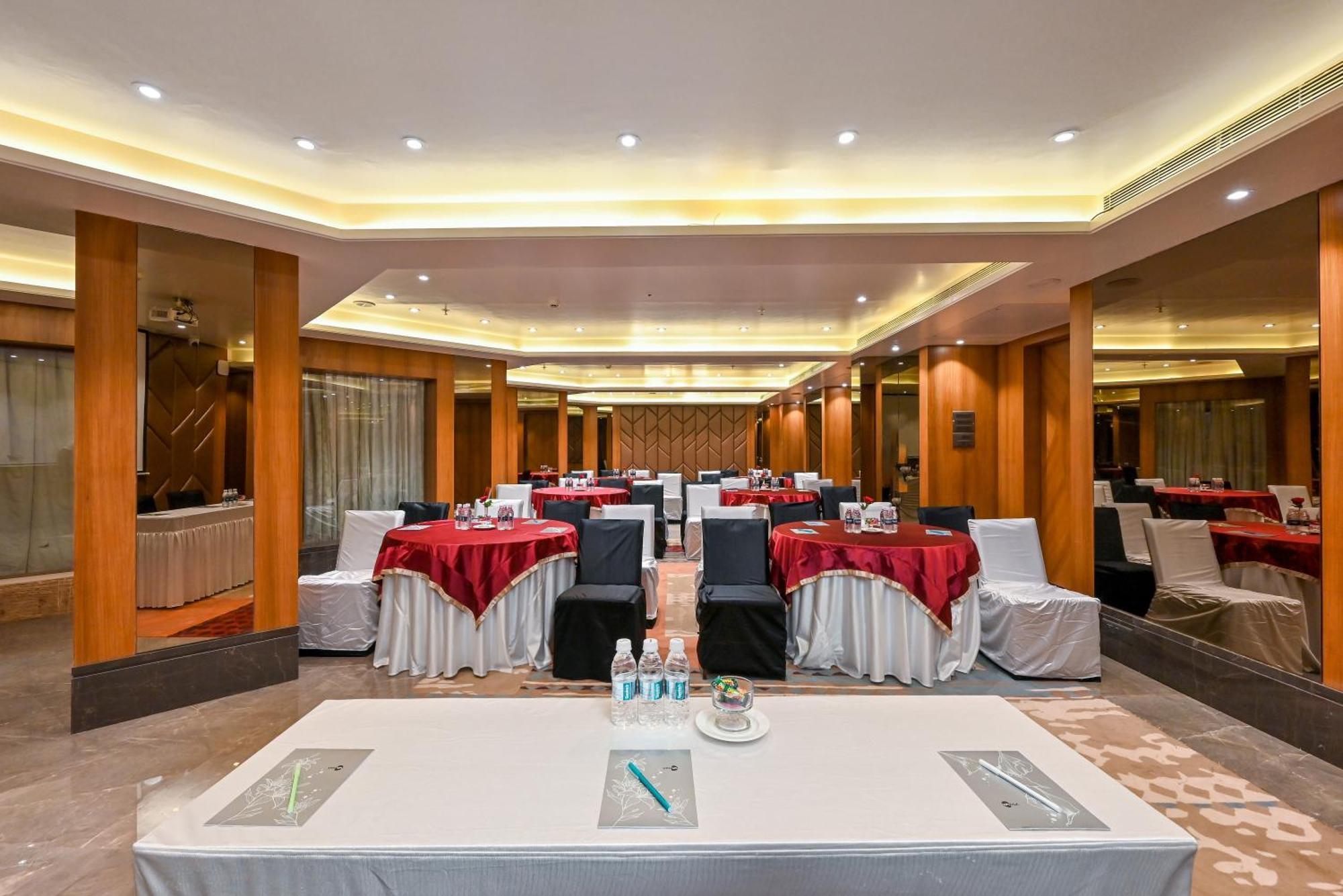 Maharaja Regency Hotel Satara Ngoại thất bức ảnh