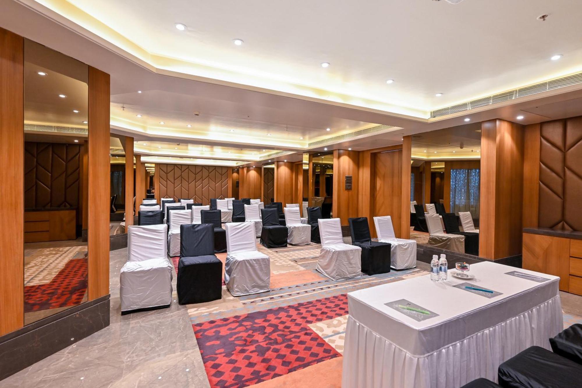 Maharaja Regency Hotel Satara Ngoại thất bức ảnh